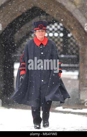 Yeoman Warder Amanda Clark im Tower of London bei schneebedeckten Bedingungen, da die höchste Stufe der Wetterwarnung für Schottland und Irland ausgegeben wurde, als Prognostiker vor "Schneesturm-ähnlichen" Bedingungen warnen. Stockfoto