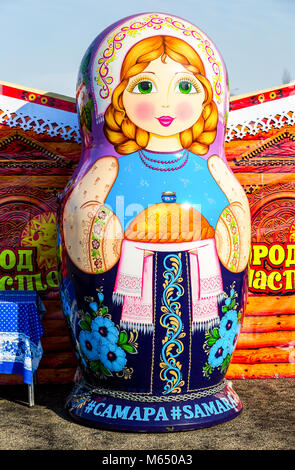 Samara, Russland - Februar 18, 2018: Big Matrjoschka auch als russische Verschachtelung Puppe bekannt. Matrjoschka Puppen sind die beliebtesten Souvenirs aus dem Stockfoto