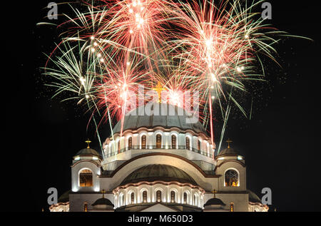 Low Angle View auf Saint Sava in Belgrad während Feuerwerk Stockfoto