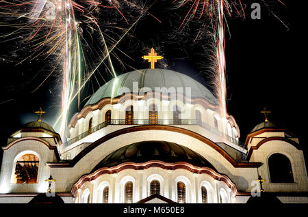 Low Angle View auf Saint Sava in Belgrad während Feuerwerk Stockfoto