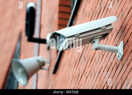 Sicherheit Kamera und Alarm Horn an der Wand Stockfoto
