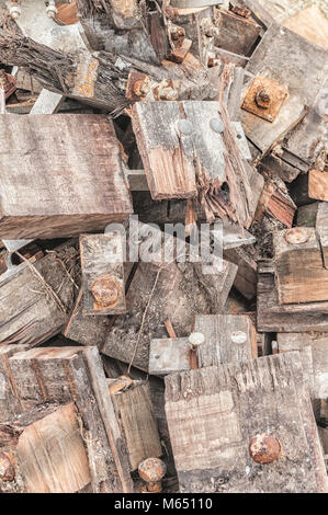 Gebrochene Teile von Holzbalken übereinander liegen Stockfoto