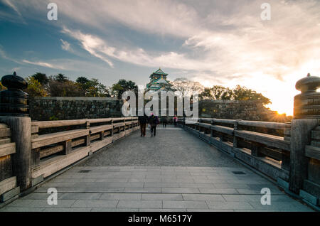 Osaka Castle Park ist eine Stadt und öffentlicher Park und historische Stätte in Osaka, Japan. Die Burg wurde von Toyotomi Hideyoshi im Jahre 1583 gebaut. Stockfoto