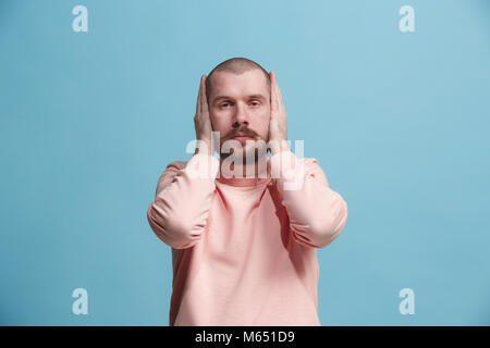 Junger Mann, die seine Ohren und Schreien. Stockfoto