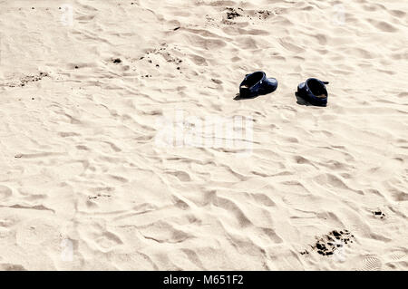 Paar Sandalen auf einer leeren Strand Stockfoto