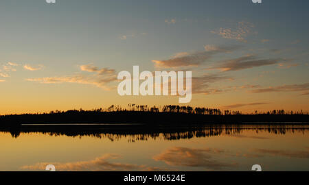 Sonnenuntergang auf Saganagons in der Quetico Stockfoto