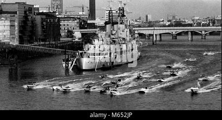 Wettbewerber im 14 London-Calais - London Power Boat Race - das längste Rennen der Welt für Nationale Klasse III power Boote - Weg neben der HMS Belfast im Pool von London bewegen Sie zu Beginn der ersten Abschnitt pif die 223 Kilometer lange Reise. Stockfoto