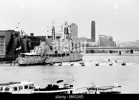 Eine Flotte von Motorboote aus dem Museumsschiff HMS Belfast im Pool von London zu Beginn des Jubiläums Rennen nach Calais und zurück, die von der BRITISCHEN Offshore Boating Association organisiert Streifen. Stockfoto