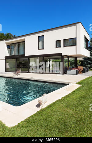 Moderne Villa mit Pool, Blick vom Garten Stockfoto