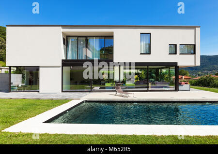 Moderne Villa mit Pool, Blick vom Garten Stockfoto