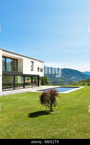 Moderne Villa mit Pool, Blick vom Garten Stockfoto