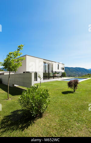 Moderne Villa mit Pool, Blick vom Garten Stockfoto