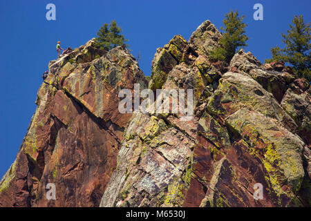 Klettern auf einer Klippe, Eldorado Canyon State Park, Colorado Stockfoto