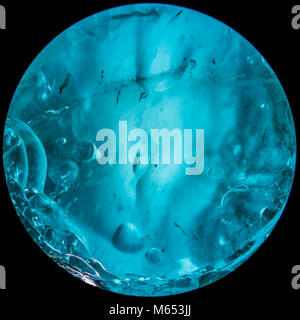 Die Crystal Cave, Breidamerkurjokull Gletscher, Island. Emerald Blue Ice und Asche ist Teil der Breidamerkurjokull. Stockfoto