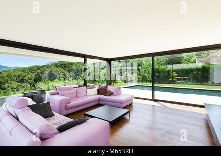 Moderne Villa, Interieur, großes Wohnzimmer mit rosa Divan Stockfoto