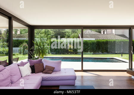 Moderne Villa, Interieur, großes Wohnzimmer mit Schlafcouch Stockfoto