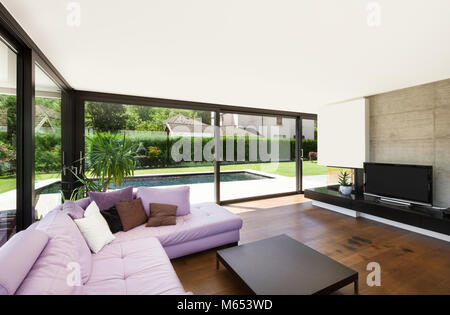Moderne Villa, Interieur, großes Wohnzimmer mit rosa Divan Stockfoto