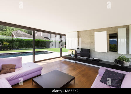 Moderne Villa, Interieur, großes Wohnzimmer mit rosa Divan Stockfoto