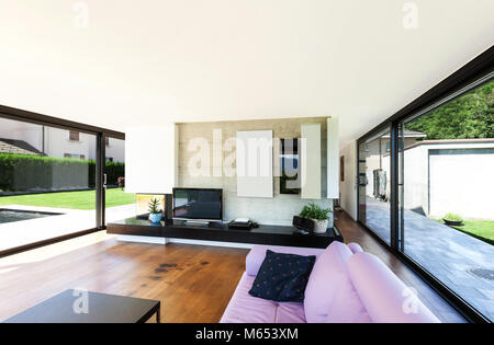 Moderne Villa, Interieur, großes Wohnzimmer mit rosa Divan Stockfoto
