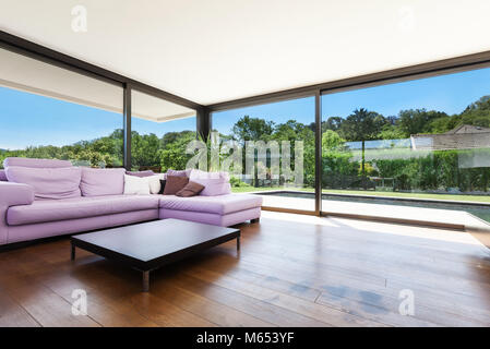Moderne Villa, Interieur, großes Wohnzimmer mit Schlafcouch Stockfoto