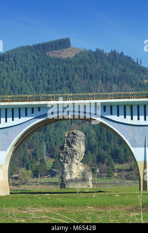 Piatra Teiului Kalkstein in der Natur und die Brücke im Rahmen. Rumänien Stockfoto