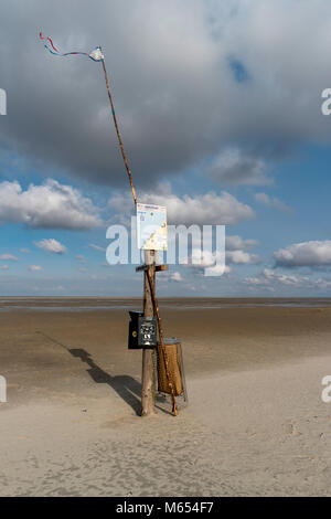 Hund am Strand von St. Peter-Ording in Deutschland Stockfoto