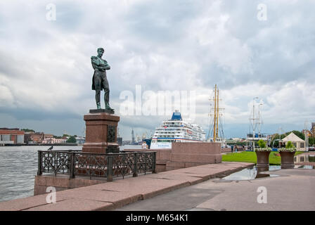 Der Vasilyevsky-insel. Ivan Krusenstern (russische Admiral und Explorer) Skulptur auf Leutnant Schmidt Damm neben dem Fluss Newa Stockfoto