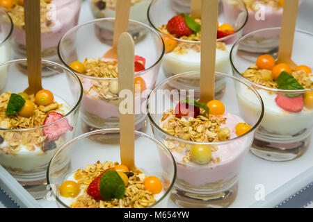 Frühstück Beeren in Joghurt mit Müsli in einem Glas, Catering bei Veranstaltungen oder Funktion Stockfoto