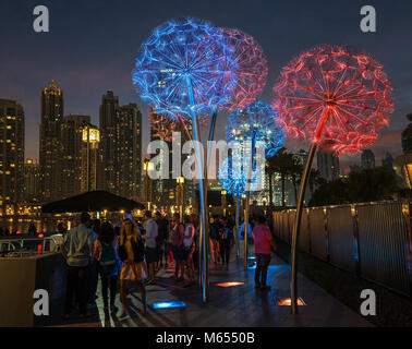 26. Dezember 2017 - Dubai, UAE. Die Menschen genießen Sie warmen Abend in bunten Burj Square. Stockfoto