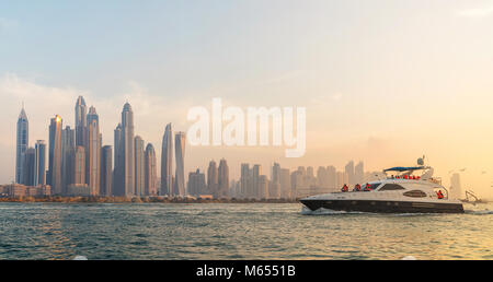 27. Dezember 2017 - Dubai, UAE. Menschen Segelyacht rund um den Jachthafen auf der warmen Dezember Abend. Stockfoto