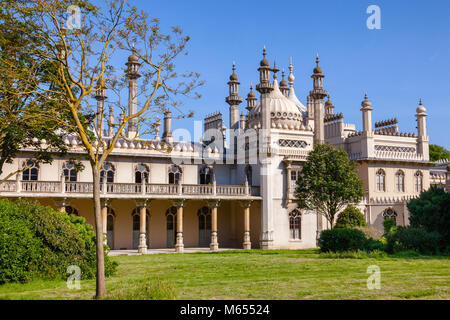 Der Royal Pavilion (Brighton Pavillon), ehemalige königliche Residenz im indo-sarazenischen Stil dargestellt im Pavillon der Gärten Stockfoto