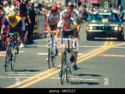 Der französische Radprofi Bernard Hinault (8) Racing sein Fahrrad in der Coors Internationale Fahrrad klassischen Radrennen am 11. August 1985 in Boulder, CO. Foto von Francis Specker Stockfoto