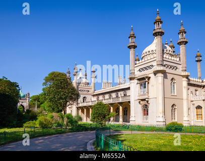 Der Royal Pavilion (Brighton Pavillon), ehemalige königliche Residenz im indo-sarazenischen Stil dargestellt im Pavillon der Gärten Stockfoto