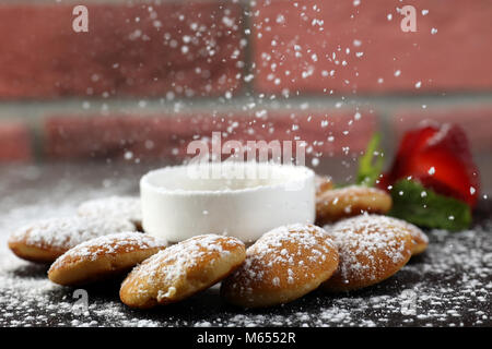 Mini Pfannkuchen mit Erdbeeren & Sirup Stockfoto