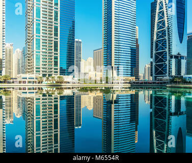 31.Dezember 2017 - Dubai, UAE. Die Jumeirah Lakes Towers reflektieren, die noch Wasser. Stockfoto