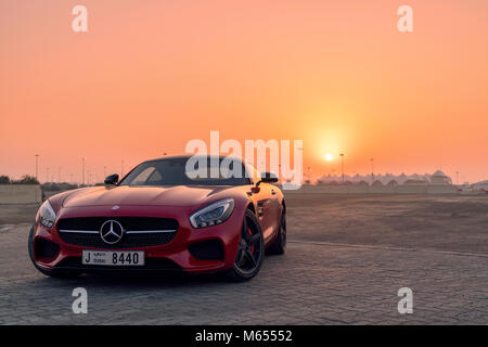 28. Dezember 2017 - Abu Dhabi, VAE. Rote Mercedes SLS GTs vor einem wunderschönen Sonnenuntergang. Stockfoto