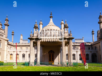 BRIGHTON, UK-Jun 5, 2013: Blick auf den Royal Pavilion (Brighton Pavillon) Eingang, ehemalige königliche Residenz im indo-sarazenischen Stil gebaut Stockfoto