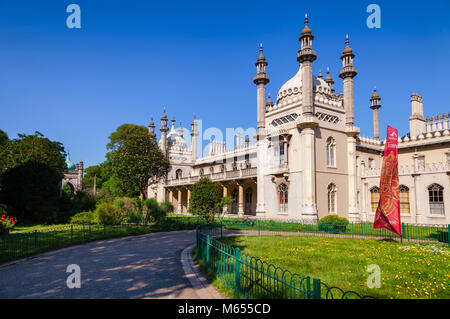 BRIGHTON, UK-Jun 5, 2013: Blick auf den Royal Pavilion (Brighton Pavillon), ehemalige königliche Residenz im indo-sarazenischen Stil dargestellt aus der integrierten Stockfoto