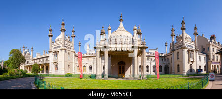 BRIGHTON, UK-Jun 5, 2013: Panoramablick auf den Royal Pavilion (Brighton Pavillon), ehemalige königliche Residenz im indo-sarazenischen Stil Bild gebaut Stockfoto