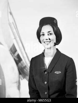 1960er lächelnd weibliche STEWARDESS FLUGBEGLEITERIN AUF KAMERA-a 7414 HAR 001 HARS FRAUEN JOBS FLUG EINE PERSON NUR mit halber Länge DAMEN PFLEGE RISIKO BERUF VERTRAUEN NOSTALGIE AUGENKONTAKT 20-25 JAHRE SKILL BERUF FÄHIGKEITEN FRÖHLICHEN ABENTEUER JET MUT KARRIERE STOLZ GELEGENHEIT BEHÖRDE BESCHÄFTIGUNG LÄCHELT FREUDIGE VERANTWORTUNG ZUSTÄNDIGE MITARBEITER ATTENDANT FLIGHT ATTENDANT HOSTESSEN DIE STEWARDESS JUNGEN ERWACHSENEN FRAU LUFT HOSTS AIRCREW B&W SCHWARZ UND WEISS FLUGBEGLEITER FLUGBEGLEITER KAUKASISCHEN ETHNIE BESCHÄFTIGT FLUGBEGLEITER AUF KAMERA BERUFE ALTMODISCHE PERSONEN Stockfoto