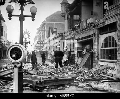 1930 s 10. März 1933 Erdbeben FOLGEN MÄNNER SEGLER stehen im Schutt der zerstörten Geschäfte RESTAURANTS LONG BEACH CA USA - asp gp440 ASP001 HARS MÄRZ 10 ALTMODISCHE PERSONEN SCHUTT RUINIERT Stockfoto