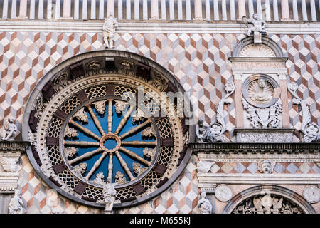 Rosette mit tarsia und mehrfarbigem Marmor Dekorationen auf Colleoni Kapelle oder Capella Colleoni Kirche in Bergamo, Italien Stockfoto