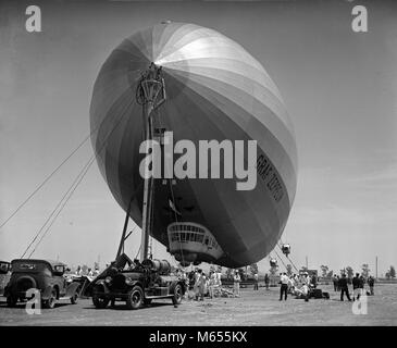 1920er Jahre 1930er Jahre AUGUST 1929 GRAF ZEPPELIN LUFTSCHIFF BEIFAHRERSEITE AN MINEN FELD LOS ANGELES CA USA - asp gp 69 ASP001 HARS STARREN ZEPPELIN Stockfoto