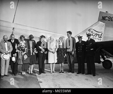 1920 s Fliegerin Amelia Earhart & Flieger Charles Lindbergh & FRAU ANNE STAND VON FORD TRI MOTOR FLUGZEUG MIT EINER GRUPPE VON MENSCHEN - asp gp 91 ASP001 HARS UNITED STATES KOPIE RAUM FREUNDSCHAFT IN VOLLER LÄNGE DAMEN VEREINIGTE STAATEN VON AMERIKA TRANSPORT NOSTALGIE MITEINANDER HISTORISCHEN PILOTEN STILE AUFREGUNG LUFTFAHRT CA MODEN ZUSAMMENARBEIT AVIATOR MOTOREN AVIATORS FLIEGERIN GRUPPE VON MENSCHEN TRI-MOTOR MÄNNER 1929 Amelia Earhart Anne Morrow Lindbergh B&W SCHWARZ UND WEISS KAUKASISCHEN ETHNIE CHARLES LINDBERGH GLENDALE ERSTFLUG JULI 7 BERUFE ALTMODISCHE PERSONEN TAT TRANSKONTINENTALE Stockfoto