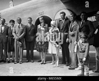 1920 Flieger Charles Lindbergh UND SEINE FRAU ANNE STÄNDIGEN PER FLUGZEUG MIT EINER GRUPPE VON LEUTEN auf ERSTFLUG von TAT AIRLINE - asp gp 92 ASP001 HARS NOSTALGIE ZWEISAMKEIT HISTORISCHE STILE KANN ANNE MODEN ZUSAMMENARBEIT AVIATOR DER KOMMERZIELLEN LUFTFAHRT MÄNNER 1929 Anne Morrow Lindbergh B&W SCHWARZ UND WEISS KAUKASISCHEN ETHNIE CHARLES LINDBERGH GLENDALE GLENDALE AIRPORT ERSTFLUG JULI 7 LINDBERGH BERUFE ALTMODISCHE PERSONEN FOTO OP TAT TRANSKONTINENTALE TRANSKONTINENTALEN LUFTVERKEHRS Stockfoto