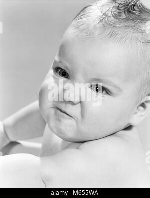 1950er Jahre 1960er Jahre BABY MÄDCHEN SUCHEN WÜTEND VERRÜCKT BEDEUTEN - b 12636 HAR 001 HARS EMOTIONEN INTENSIVE JUGENDLICHE ANTWORT HALTBAR AGGRESSION HALTUNG B&W BABY GIRL SCHWARZ UND WEISS KAUKASISCHEN ETHNIE VERHALTEN FEINDLICH ALTMODISCHE WAHRGENOMMENEN PROVOKATION ZORN Stockfoto