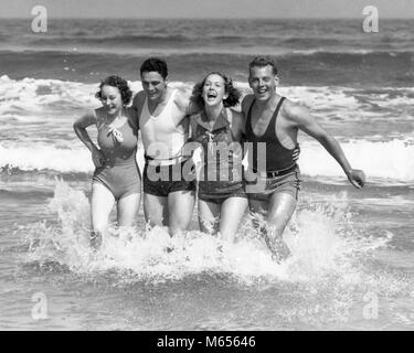 1930er Jahre zwei Paare Männer Frauen lachen IM OCEAN SURF WELLEN AUF KAMERA-b 7312 HAR 001 HARS GESUNDHEIT KOPIE RAUM FREUNDSCHAFT halber Länge DAMEN FITNESS AUSSCHNITT PAARE SONNIGEN SURF VERTRAUEN NOSTALGIE ZWEISAMKEIT 20-25 Jahre 25-30 Jahre 30-35 Jahre Zeit OFF SHORE GLÜCK FREIZEITAKTIVITÄTEN GETAWAY AUFREGUNG AUSSEN ERHOLUNG AM MEER 18-19 JAHRE STRÄNDE URLAUB FROHE FERIEN BADEANZÜGE KLEINE GRUPPE VON MENSCHEN BADEANZUG MÄNNER SEASHORE junger erwachsener Mann JUNGEN ERWACHSENEN FRAU B&W SCHWARZ UND WEISS KAUKASISCHEN ETHNIE SCHERZEN AUF KAMERA ALTMODISCHE PERSONEN Stockfoto