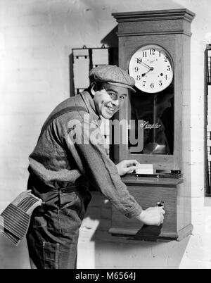 1930er Jahre lächelnden Mann ARBEITER STANZEN IN OUT IN TIME CLOCK SUCHEN BEI CAMERA-bx 001776 CAM001 HARS OVERALLS DRINNEN BERUF NOSTALGIE AUGENKONTAKT 25-30 Jahre 30-35 JAHRE SKILL BERUF GLÜCK Fähigkeiten gut GELAUNT KARRIERE STUNDEN VERTIKALE STANZEN SHIFT lächelt Fröhlich freundlicher Mitarbeiter ANREISE MÄNNER Mitte - Mitte - erwachsenen Mann TIME CLOCK junger Erwachsener MAN B&W SCHWARZ UND WEISS ABREISE AUF KAMERA BERUFE ALTMODISCHE PERSONEN ZEIT KARTE Stockfoto