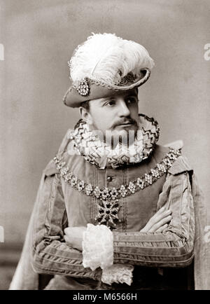 1890s MANN SCHAUSPIELER IN ELISABETHANISCHEN MODE KOSTÜM gerafftem Kragen und Manschetten samt TUNIKA HAT MIT GROSSEN FEATHER PLUME & BART-c10748 HAR 001 HARS DRINNEN BERUF UNTERHALTUNG VERTRAUEN NOSTALGIE 20-25 Jahre 25-30 JAHRE ZIELE ERFOLG DARSTELLENDE KUNST PERSONEN GESCHICHTE TRÄUME BERUF GLÜCK ABENTEUER INTERPRET ENTSPANNUNG WHISKER KARRIERE FÜHRUNG FREIZEIT MANSCHETTEN STOLZ 1890 ENTERTAINER GESICHTSBEHAARUNG KREATIVITÄT AKTEURE FANTASIE DARSTELLER PLUME TUNIKA ANIMATEURE KOPF-WARE MÄNNER RUFF GEKRÄUSELTEN junger Erwachsener MAN B&W SCHWARZ UND WEISS KAUKASISCHEN ETHNIE KETTE DER ELISABETHANISCHEN GESICHT HAARE Stockfoto