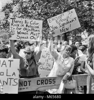 1970 s Gruppe Frauen demonstrieren MIT BEFREIUNG DER FRAUEN SLOGAN, Plakate in NYC USA-c 11534 HAR 001 HARS HALBE LÄNGE DAMEN INSPIRATION VEREINIGTE STAATEN VON AMERIKA PFLEGE RISIKO VERTRAUEN Nostalgie im mittleren Alter TRAUER ZWEISAMKEIT 25-30 Jahre 30-35 Jahre 35-40 Jahre Freiheit historischen politischen Frau mittleren Alters ENTDECKUNG STÄRKE STRATEGIE MUT WAHL AUFREGUNG WISSEN MÄCHTIGE FORTSCHRITTE RICHTUNG GELEGENHEIT DAS WACHSTUM UNTERSTÜTZEN NYC FRIEDLICHE POLITIK VERBINDUNG ZUSAMMENARBEIT NEW YORK STÄDTE IDEEN GROSSE GRUPPE VON MENSCHEN IN NEW YORK CITY PROTESTIEREN BEFREIUNG OPPOSITION ERSTE ÄNDERUNG MITTE - ERWACHSENE Stockfoto